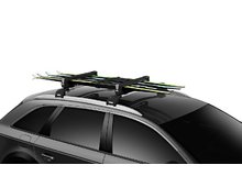 Беговые лыжи на черном багажнике Thule SnowPack M