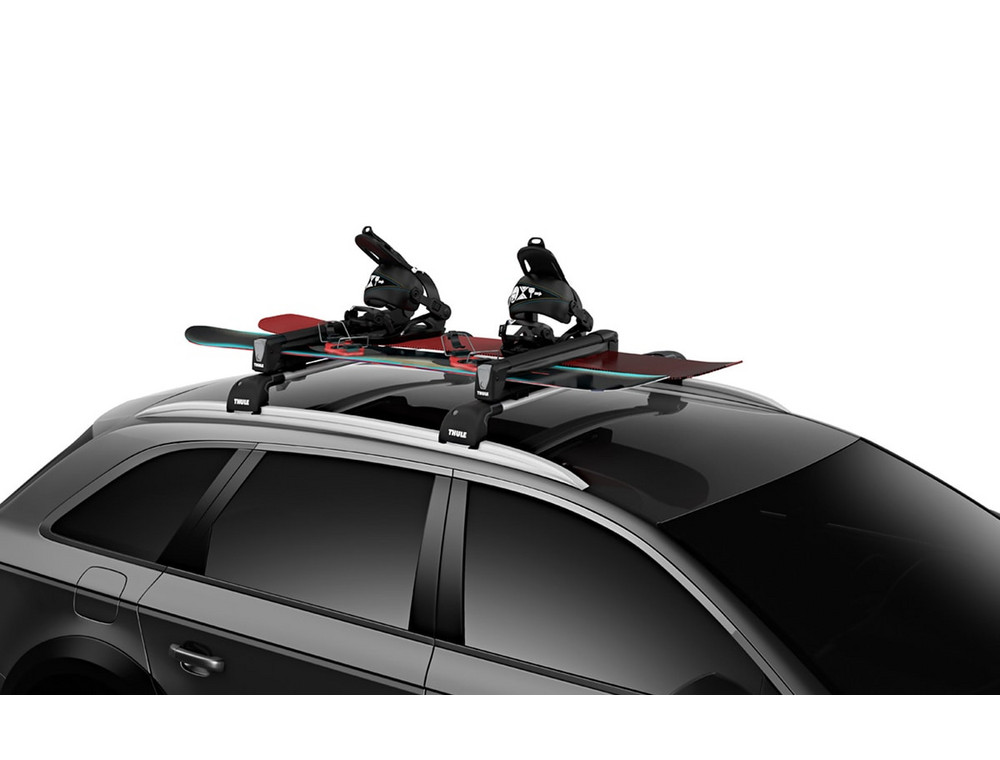 Сноуборды на черном автобагажнике Thule SnowPack M