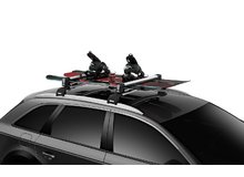 Три сноуборда на багажнике Thule SnowPack L