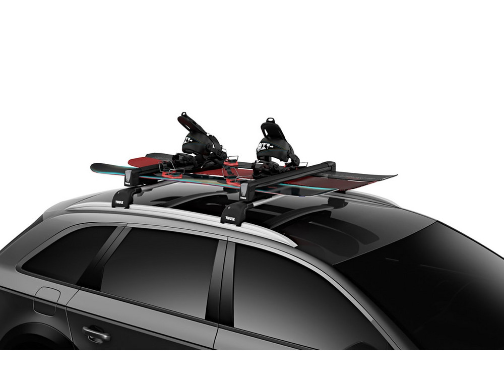 Сноуборды на черном багажнике Thule SnowPack L