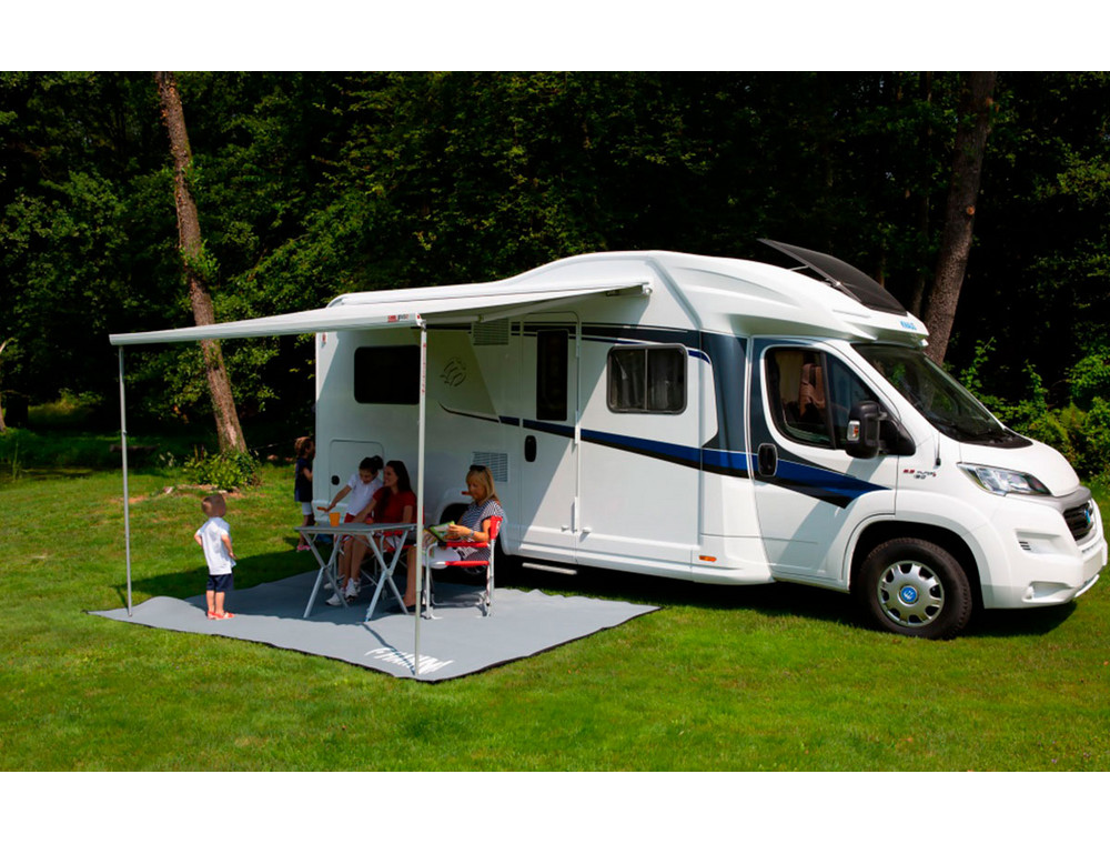 Семья под маркизой Fiamma F45s 375