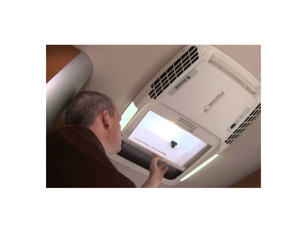 Водитель открывает люк DOMETIC FRESHLIGHT 2200