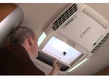Водитель открывает люк DOMETIC FRESHLIGHT 2200