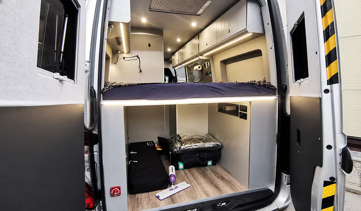 Багажный и технический отсек под кроватью автодома Mercedes Sprinter
