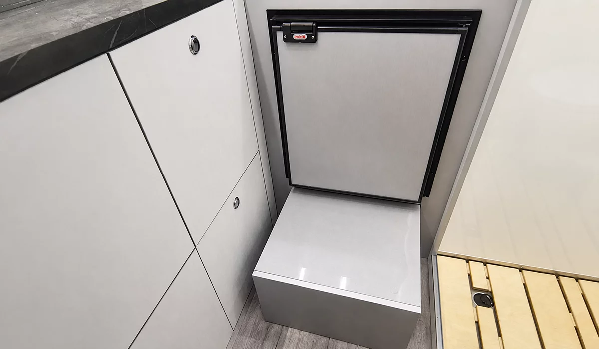 Компрессорный холодильник Indel B Cruise 95 в автодоме Mercedes Sprinter