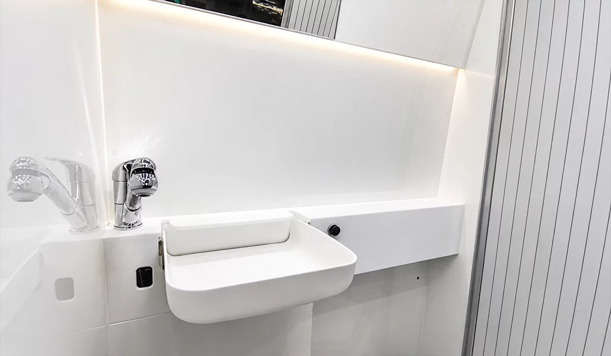 Откидная раковина из искусственного камня в автодоме Mercedes Sprinter