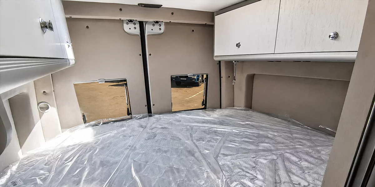 Поперечная кровать размером 1950×1500 мм в автодоме Mercedes Sprinter