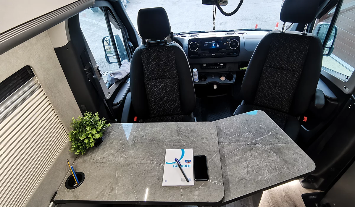 Выдвижной стол в столовой зоне автодома Mercedes Sprinter