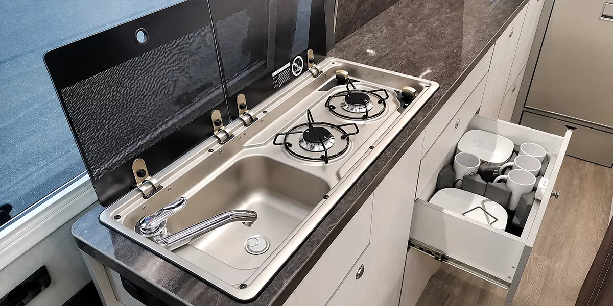 Кухонный модуль с плитой и мойкой Dometic в автодоме Mercedes Sprinter