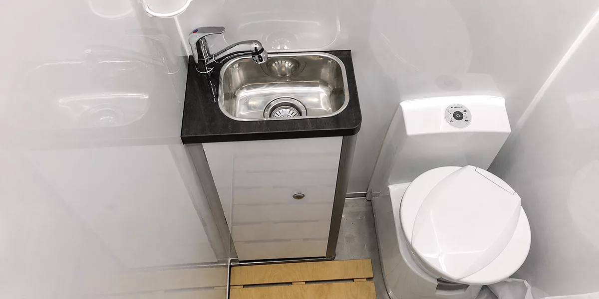 Санитарный модуль с душем и туалетом Dometic в автодоме Mercedes Sprinter