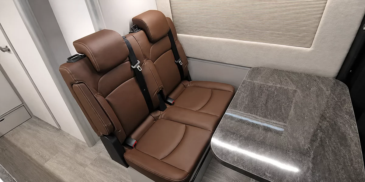 Столовая группа и пассажирские сиденья автодома Mercedes Sprinter