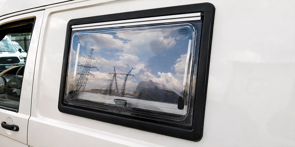 Установка окон Dometic в автодом Volkswagen Transporter T5